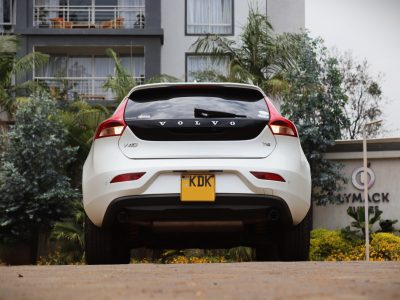 🌟 2018 Volvo V40 T4 – Sleek White Hatchback | KDK Plate | Luxury Meets Everyday Practicality