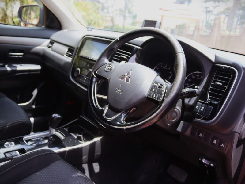 🚘 2017 Mitsubishi Outlander | The Perfect Blend of Power, Comfort & Versatility