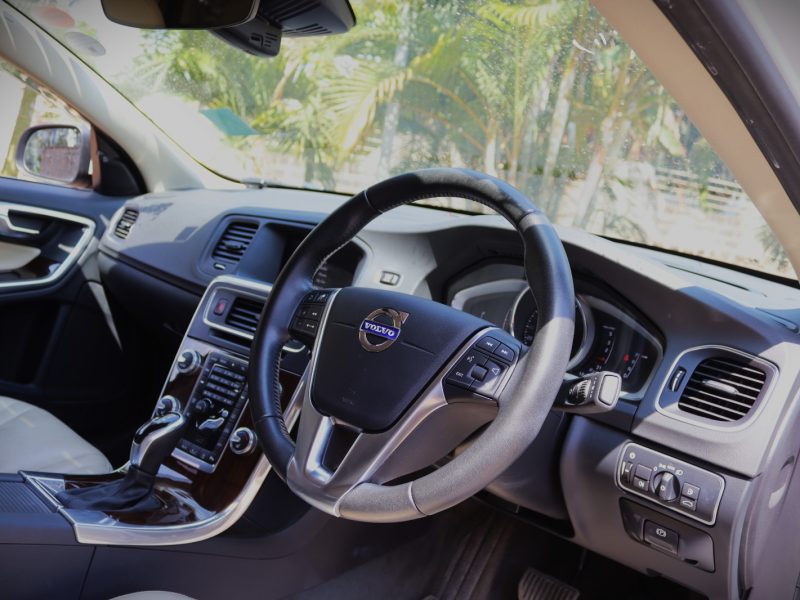 🚘 VOLVO V60 D4 2018 – Scandinavian Luxury Meets Precision Performance! ☀️