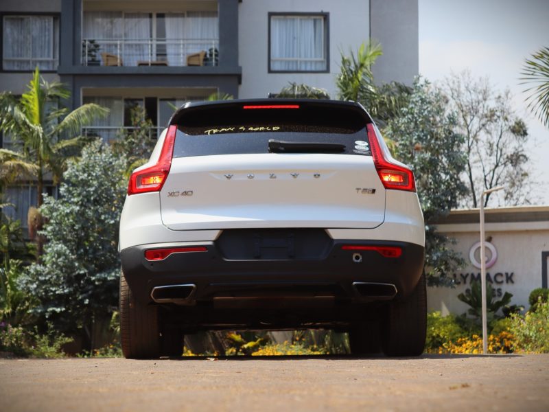 🔥 VOLVO XC40 R-DESIGN T5 2018 – White Elegance, Bold Power! 🤍🚗