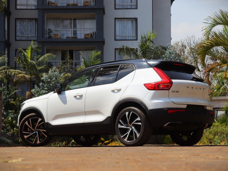 🔥 VOLVO XC40 R-DESIGN T5 2018 – White Elegance, Bold Power! 🤍🚗