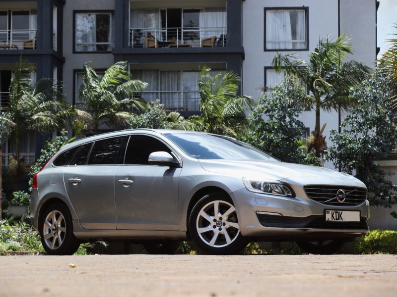 🚗 2015 VOLVO V60 T4 SILVER | SCANDINAVIAN ELEGANCE MEETS SPORTY PERFORMANCE ✨