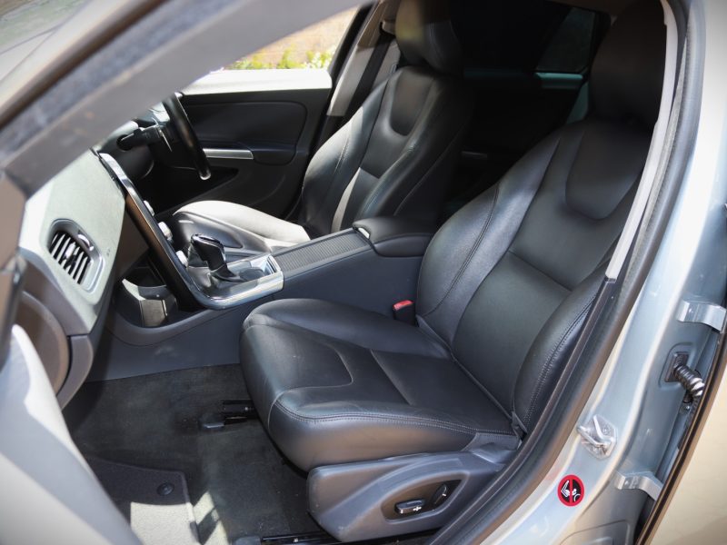 🚗 2015 VOLVO V60 T4 SILVER | SCANDINAVIAN ELEGANCE MEETS SPORTY PERFORMANCE ✨