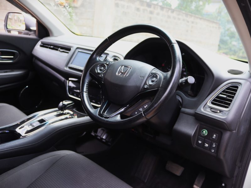 🤍 2018 HONDA VEZEL HYBRID – WHITE | 1500CC PETROL-HYBRID • COMPACT SUV • SUPER FUEL-EFFICIENT