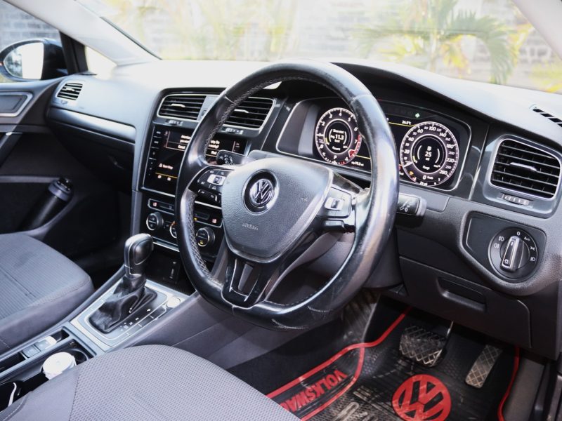 ⚡ VOLKSWAGEN GOLF – 2017 | Sporty & Efficient 1400CC Petrol in Sleek Black Compact • Stylish • Dynamic Driving Experience