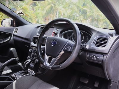 ❄️ VOLVO V40 CROSS COUNTRY D4 – 2018 | Rugged Elegance in Pure White Adventure-Ready • Efficient Diesel Power • Premium Scandinavian Comfort