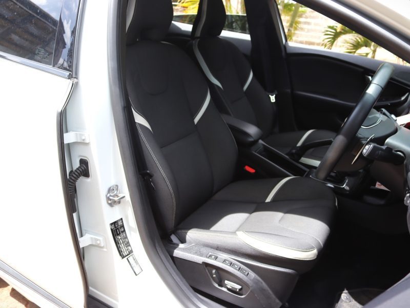 ❄️ VOLVO V40 CROSS COUNTRY D4 – 2018 | Rugged Elegance in Pure White Adventure-Ready • Efficient Diesel Power • Premium Scandinavian Comfort