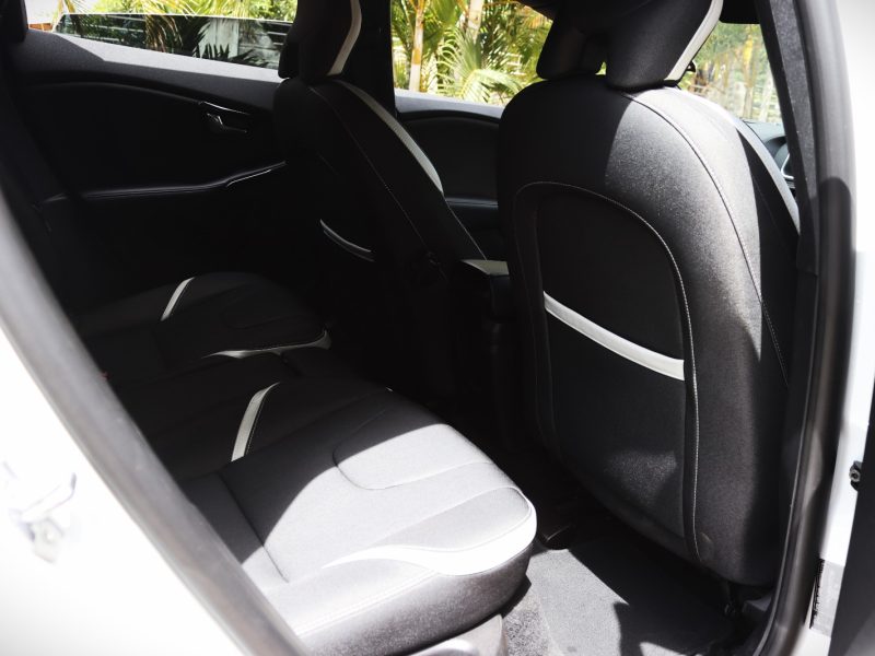 ❄️ VOLVO V40 CROSS COUNTRY D4 – 2018 | Rugged Elegance in Pure White Adventure-Ready • Efficient Diesel Power • Premium Scandinavian Comfort