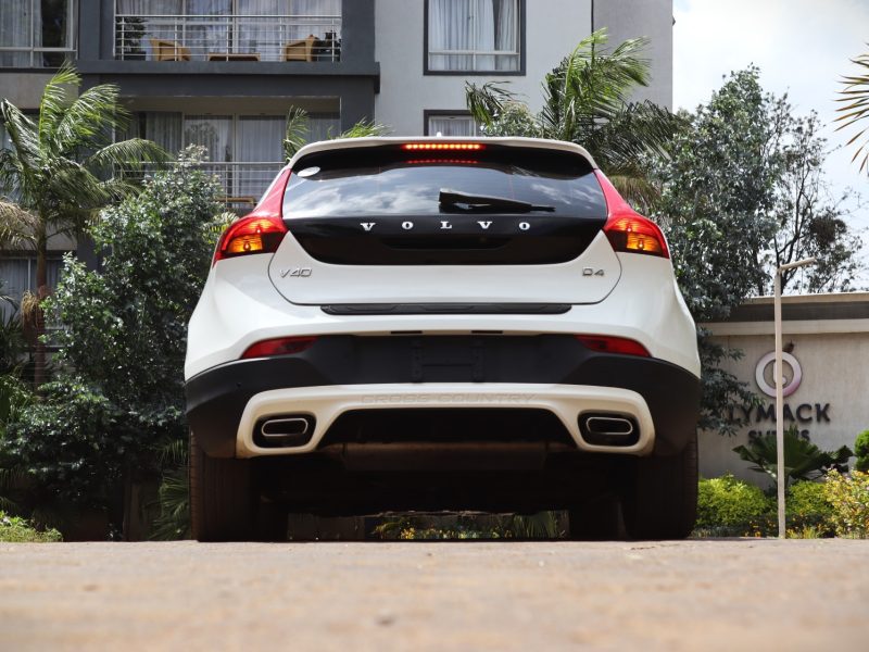 ❄️ VOLVO V40 CROSS COUNTRY D4 – 2018 | Rugged Elegance in Pure White Adventure-Ready • Efficient Diesel Power • Premium Scandinavian Comfort