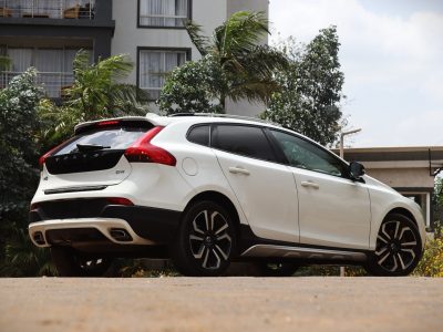 ❄️ VOLVO V40 CROSS COUNTRY D4 – 2018 | Rugged Elegance in Pure White Adventure-Ready • Efficient Diesel Power • Premium Scandinavian Comfort