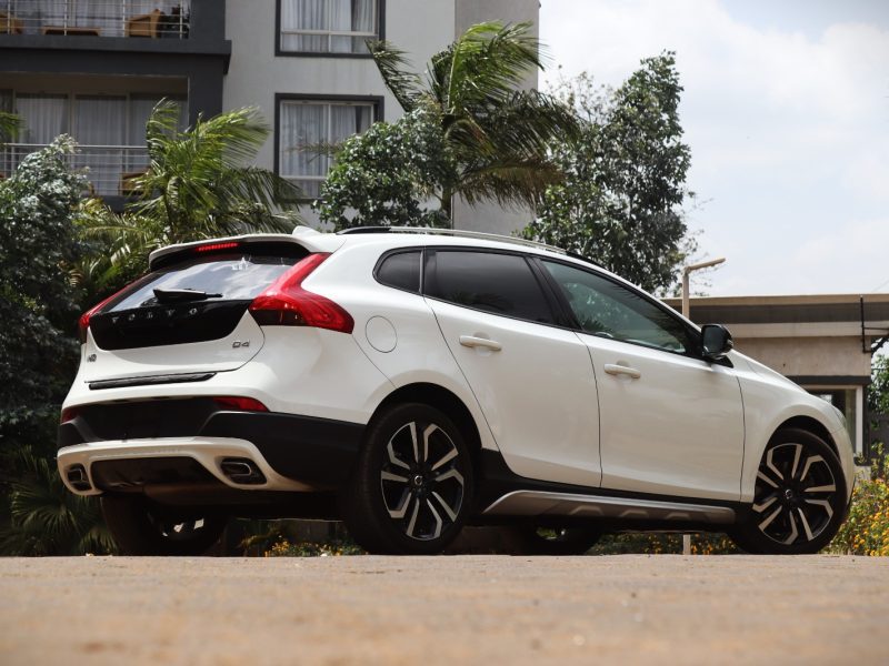 ❄️ VOLVO V40 CROSS COUNTRY D4 – 2018 | Rugged Elegance in Pure White Adventure-Ready • Efficient Diesel Power • Premium Scandinavian Comfort