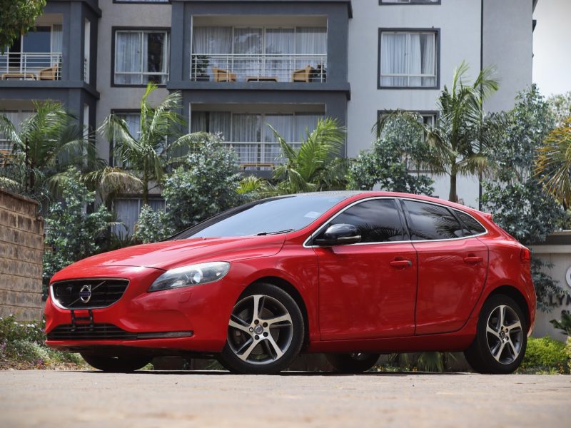 š„ VOLVO V40 D4 ā 2017 | Sporty Red Hatchback with a Powerful 2000CC Diesel Engine Compact Luxury ⢠Dynamic Performance ⢠Eye-Catching Red Finish