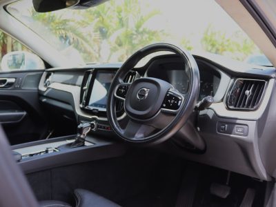 ✨ VOLVO XC60 T5 – YOM 2018 | Elegant Silver with a Powerful 2000CC Petrol Engine Scandinavian Luxury • Smooth Performance • Advanced Safety