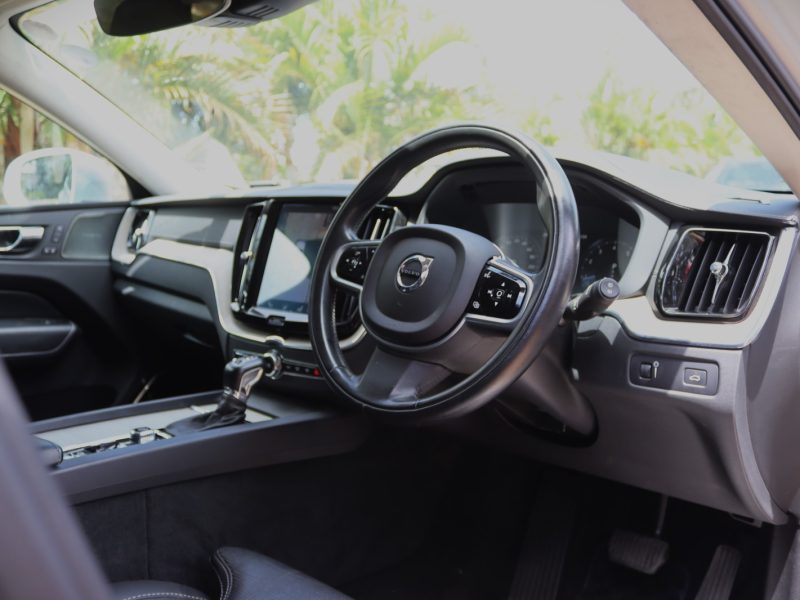 ✨ VOLVO XC60 T5 – YOM 2018 | Elegant Silver with a Powerful 2000CC Petrol Engine Scandinavian Luxury • Smooth Performance • Advanced Safety