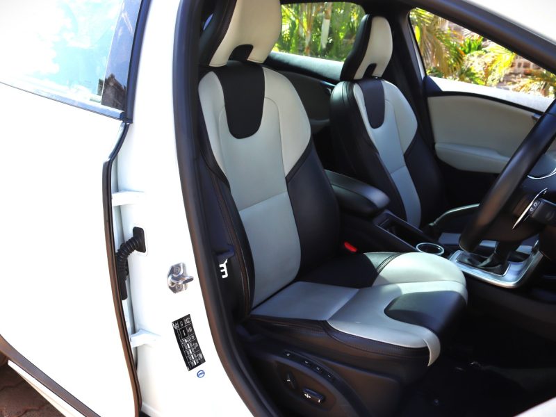 ⚪ 2019 VOLVO V40 CROSS COUNTRY – WHITE | 2000CC DIESEL • AWD-INSPIRED TOUGHNESS • PREMIUM SCANDINAVIAN HATCHBACK