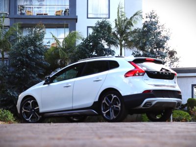 ⚪ 2019 VOLVO V40 CROSS COUNTRY – WHITE | 2000CC DIESEL • AWD-INSPIRED TOUGHNESS • PREMIUM SCANDINAVIAN HATCHBACK