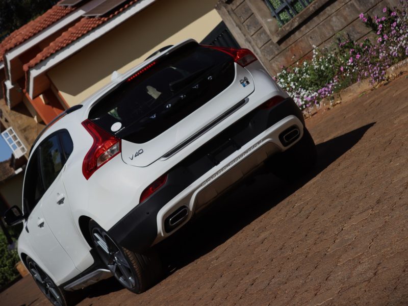 ⚪ 2019 VOLVO V40 CROSS COUNTRY – WHITE | 2000CC DIESEL • AWD-INSPIRED TOUGHNESS • PREMIUM SCANDINAVIAN HATCHBACK