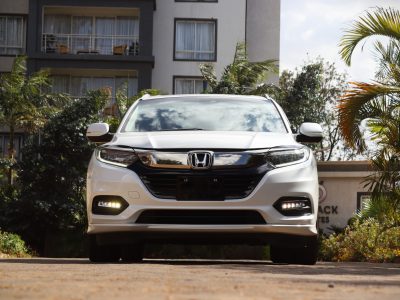 ⚪ 2019 HONDA VEZEL HYBRID – WHITE | 1500CC PETROL HYBRID • FUEL-EFFICIENT COMPACT SUV • JAPANESE RELIABILITY