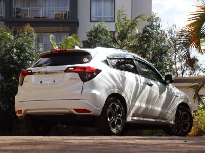 ⚪ 2019 HONDA VEZEL HYBRID – WHITE | 1500CC PETROL HYBRID • FUEL-EFFICIENT COMPACT SUV • JAPANESE RELIABILITY