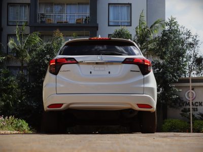 ⚪ 2019 HONDA VEZEL HYBRID – WHITE | 1500CC PETROL HYBRID • FUEL-EFFICIENT COMPACT SUV • JAPANESE RELIABILITY