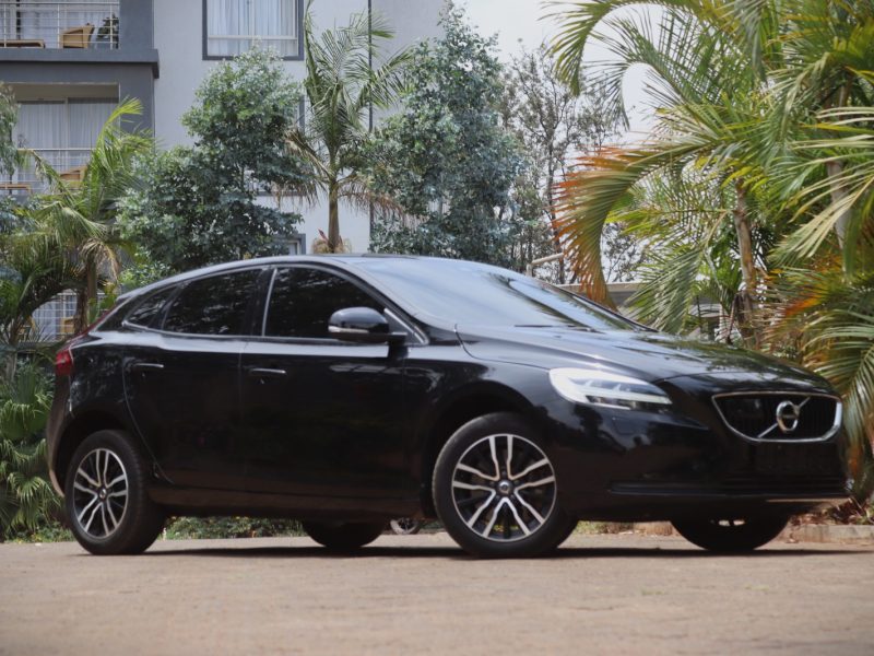 🚗 2019 VOLVO V40 T2 – BLACK | 1500CC PETROL TURBO • PREMIUM HATCHBACK • SPORTY • SAFE • EFFICIENT