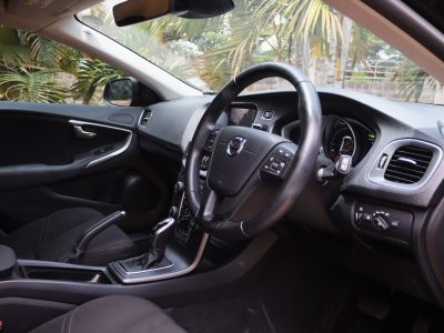 🚗 2019 VOLVO V40 T2 – BLACK | 1500CC PETROL TURBO • PREMIUM HATCHBACK • SPORTY • SAFE • EFFICIENT