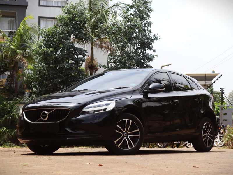 🚗 2019 VOLVO V40 T2 – BLACK | 1500CC PETROL TURBO • PREMIUM HATCHBACK • SPORTY • SAFE • EFFICIENT