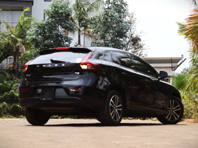 🚗 2019 VOLVO V40 T2 – BLACK | 1500CC PETROL TURBO • PREMIUM HATCHBACK • SPORTY • SAFE • EFFICIENT