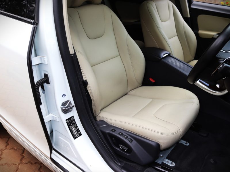 🚗 2018 VOLVO V60 CROSS COUNTRY – 2000CC PETROL TURBO • AWD • LUXURY WAGON