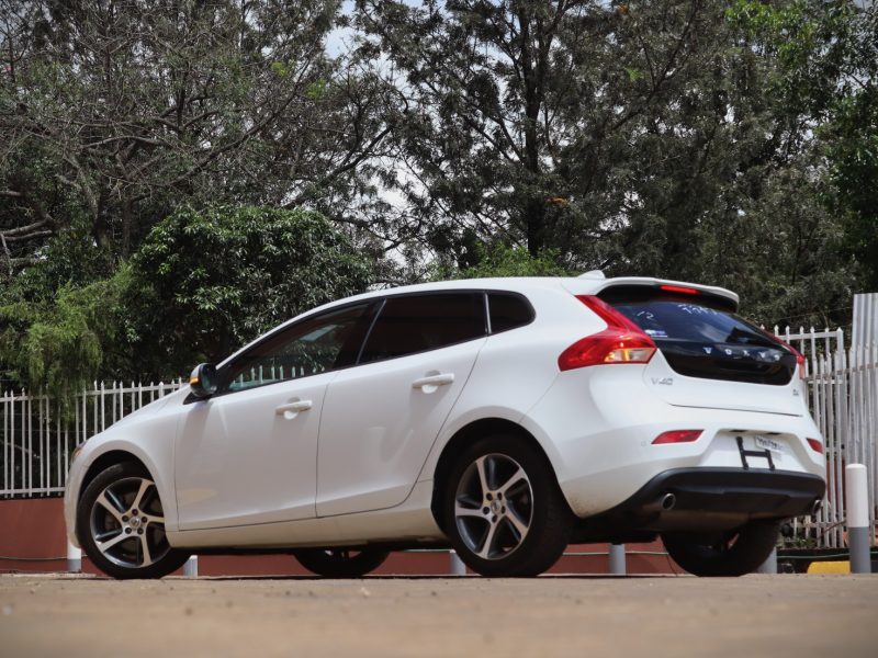 🚗 2020 VOLVO V40 D4 – WHITE • 2000CC DIESEL • PREMIUM HATCHBACK