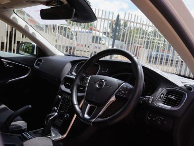 🚗 2020 VOLVO V40 D4 – WHITE • 2000CC DIESEL • PREMIUM HATCHBACK