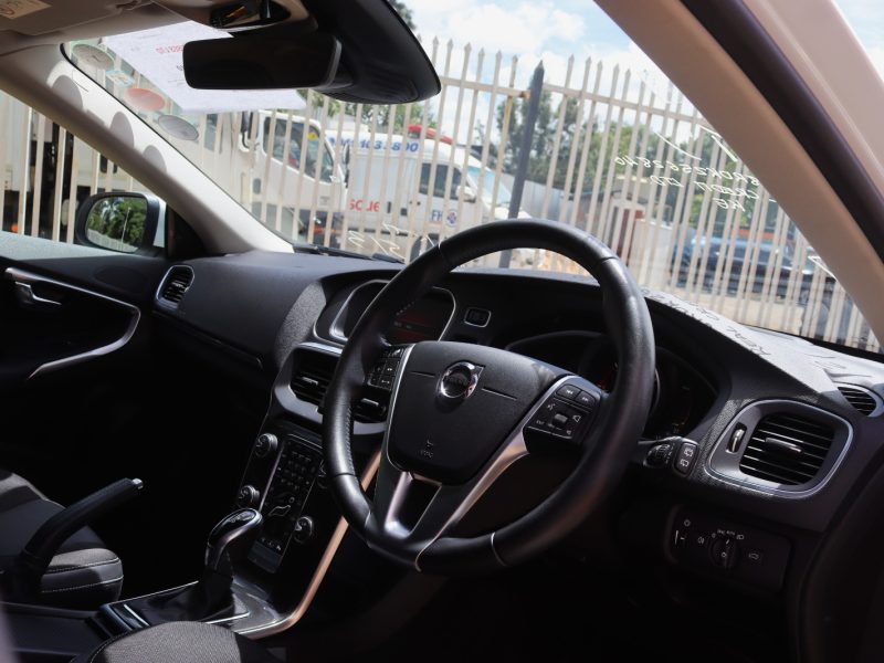 🚗 2020 VOLVO V40 D4 – WHITE • 2000CC DIESEL • PREMIUM HATCHBACK