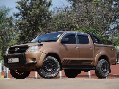 🚙 2010 TOYOTA HILUX – BROWN • 2800CC DIESEL • TOUGH • RELIABLE • WORKHORSE PICKUP