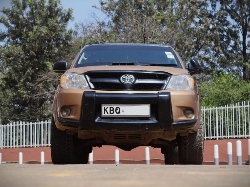 🚙 2010 TOYOTA HILUX – BROWN • 2800CC DIESEL • TOUGH • RELIABLE • WORKHORSE PICKUP