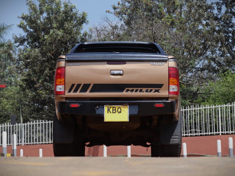 🚙 2010 TOYOTA HILUX – BROWN • 2800CC DIESEL • TOUGH • RELIABLE • WORKHORSE PICKUP