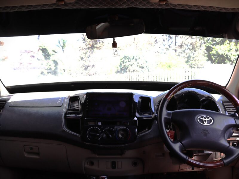 🚙 2010 TOYOTA HILUX – BROWN • 2800CC DIESEL • TOUGH • RELIABLE • WORKHORSE PICKUP