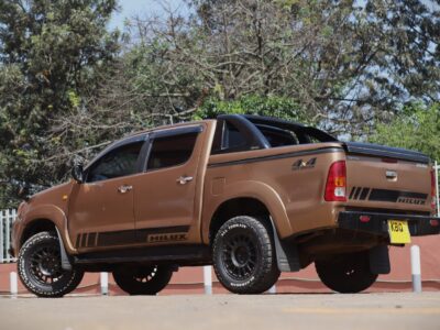 🚙 2010 TOYOTA HILUX – BROWN • 2800CC DIESEL • TOUGH • RELIABLE • WORKHORSE PICKUP