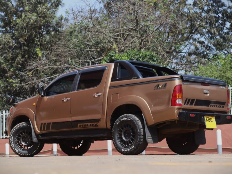 🚙 2010 TOYOTA HILUX – BROWN • 2800CC DIESEL • TOUGH • RELIABLE • WORKHORSE PICKUP