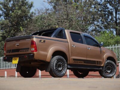 🚙 2010 TOYOTA HILUX – BROWN • 2800CC DIESEL • TOUGH • RELIABLE • WORKHORSE PICKUP