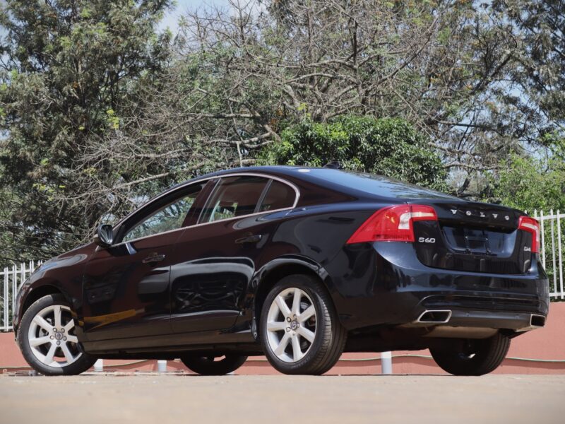 🚗 2018 VOLVO S60 D4 – BLACK • 2000CC TURBO DIESEL • SUNROOF • HARMAN KARDON