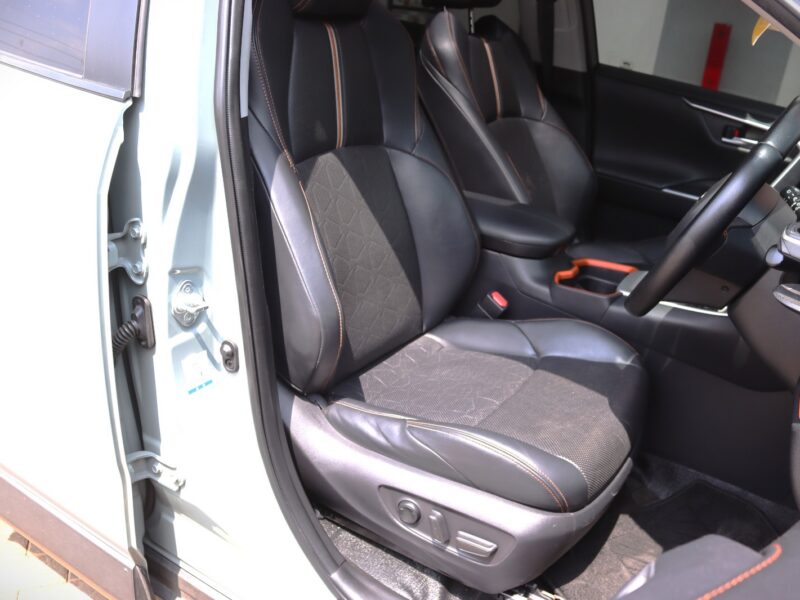 🚗 2019 TOYOTA RAV4 ADVENTURE – 2000CC PETROL • AWD • SUNROOF • LEATHER SEATS