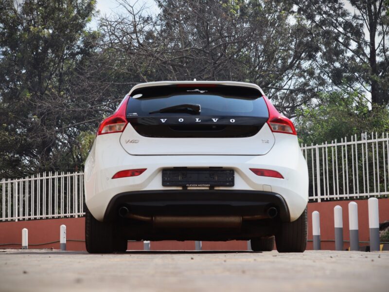 🚗 2015 VOLVO V40 T4 – 1600CC PETROL TURBO • PREMIUM HATCHBACK • SCANDINAVIAN LUXURY