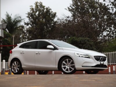 🚗 2020 VOLVO V40 T3 INSCRIPTION – ELEGANT WHITE • 1500CC TURBO PETROL • MOONROOF • PREMIUM HATCHBACK