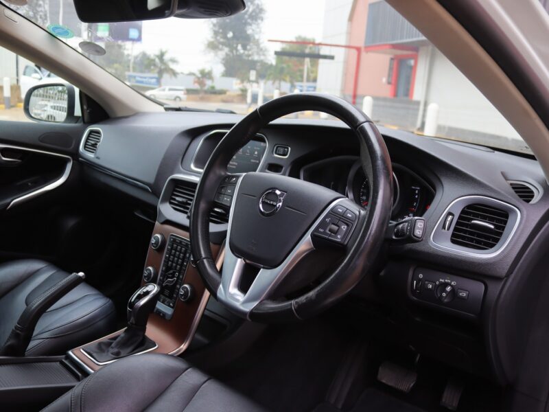 🚗 2020 VOLVO V40 T3 INSCRIPTION – ELEGANT WHITE • 1500CC TURBO PETROL • MOONROOF • PREMIUM HATCHBACK