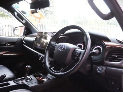 🚗 2020 TOYOTA HILUX DOUBLE CAB 4×4 – WHITE • 2400CC TURBO DIESEL • AUTOMATIC TRANSMISSION