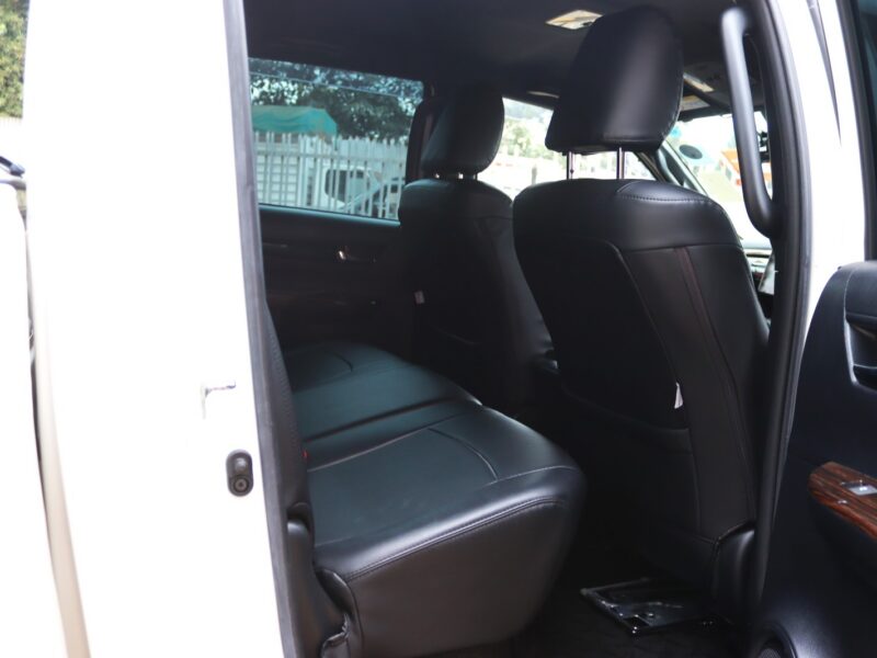 🚗 2020 TOYOTA HILUX DOUBLE CAB 4×4 – WHITE • 2400CC TURBO DIESEL • AUTOMATIC TRANSMISSION