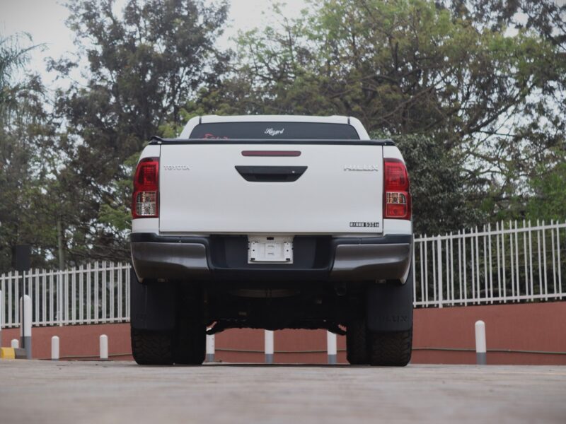 🚗 2020 TOYOTA HILUX DOUBLE CAB 4×4 – WHITE • 2400CC TURBO DIESEL • AUTOMATIC TRANSMISSION